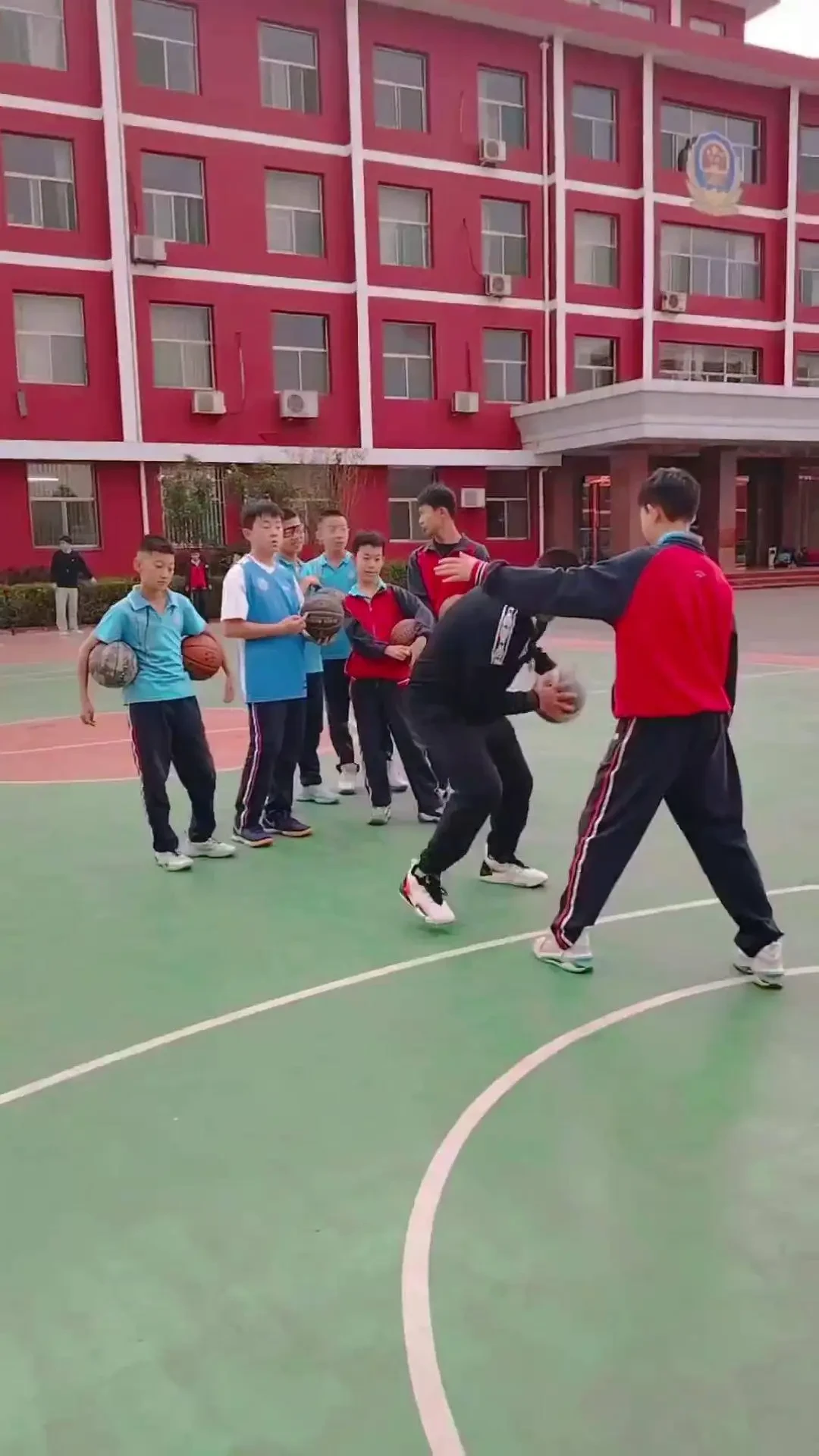 哪里能找到一对一的篮球训练指导_1